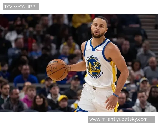 四年前的今天库里三分球超越雷阿伦成为NBA历史三分王的辉煌时刻