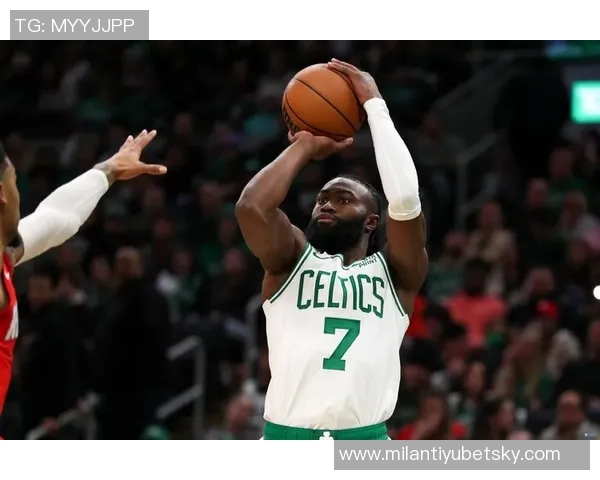 杰伦布朗轻松发挥9投5中贡献15分7篮板4助攻展现全能实力